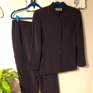 Tahari Arthur Levine woman’s pant suit